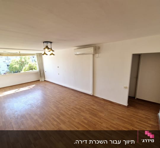 חדר ריק עם רצפת עץ, חלון גדול ומזגן על הקיר